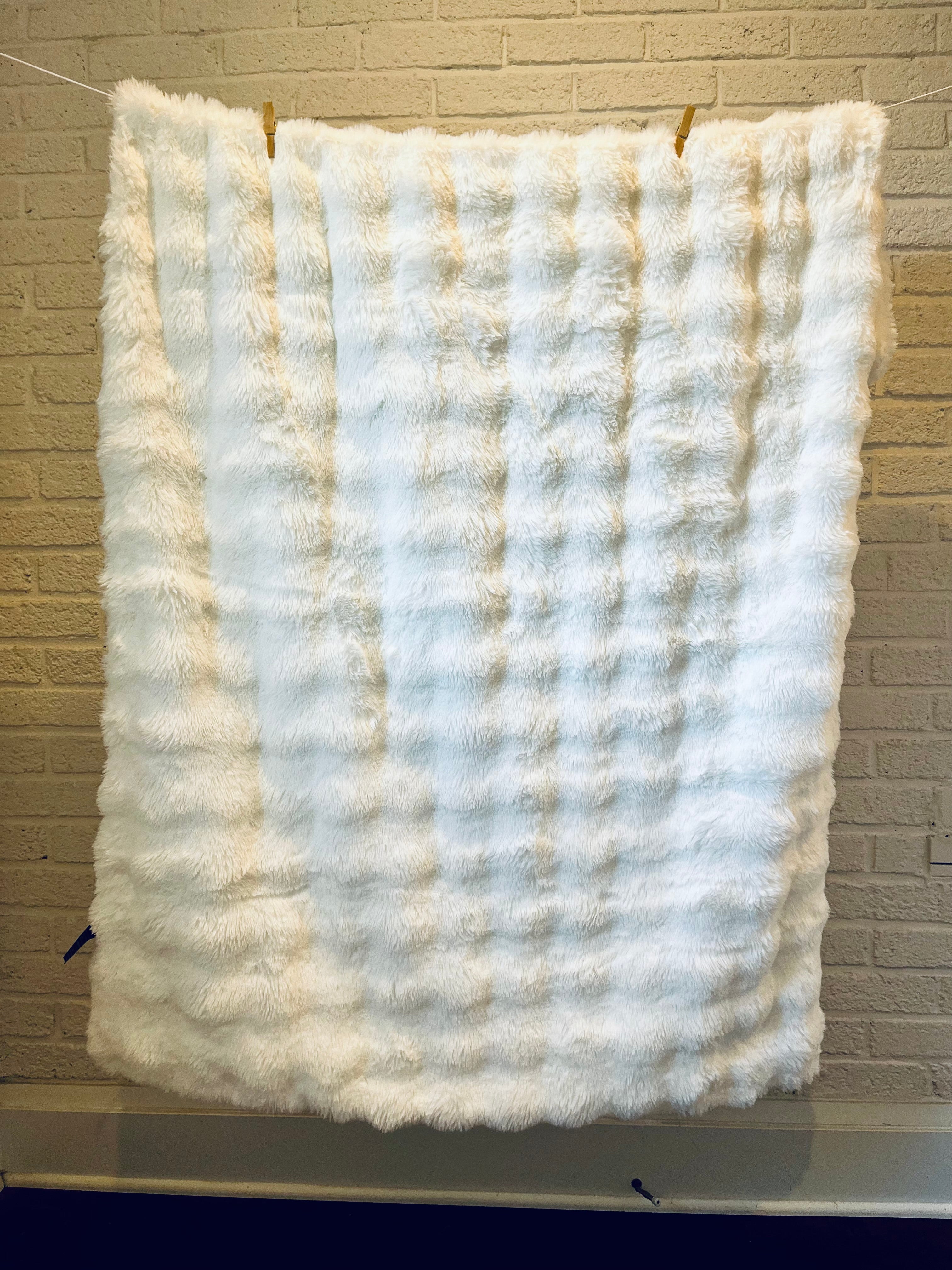 Faux Rabbit Fur Throw Blanket in Warm White